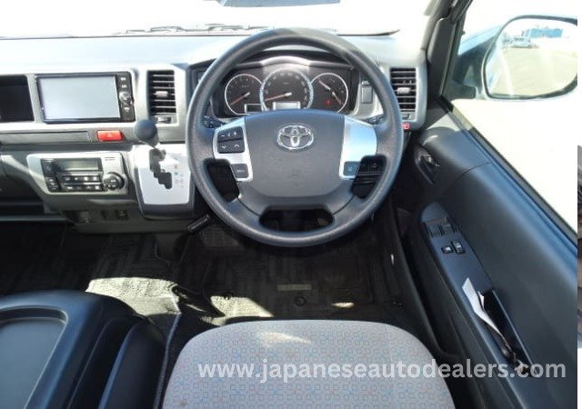 
								TOYOTA HIACE COMMUTER full									