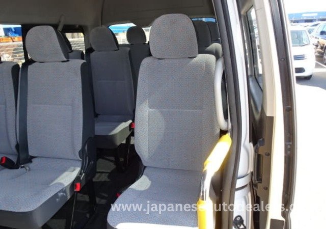 
								TOYOTA HIACE COMMUTER full									