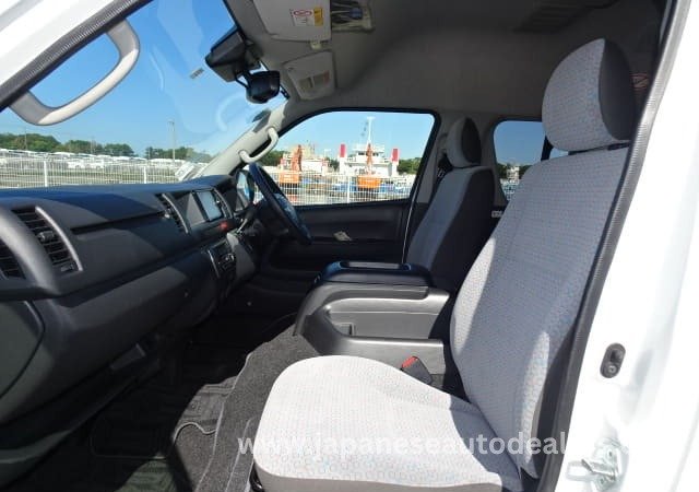 
								TOYOTA HIACE COMMUTER full									