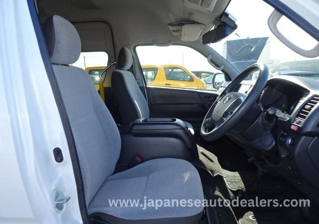 
								TOYOTA HIACE COMMUTER full									