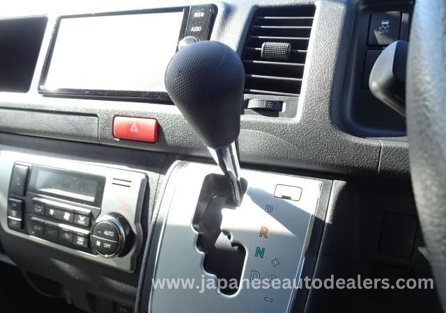
								TOYOTA HIACE COMMUTER full									