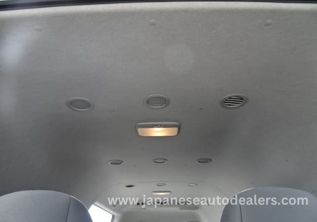 
								TOYOTA HIACE COMMUTER full									
