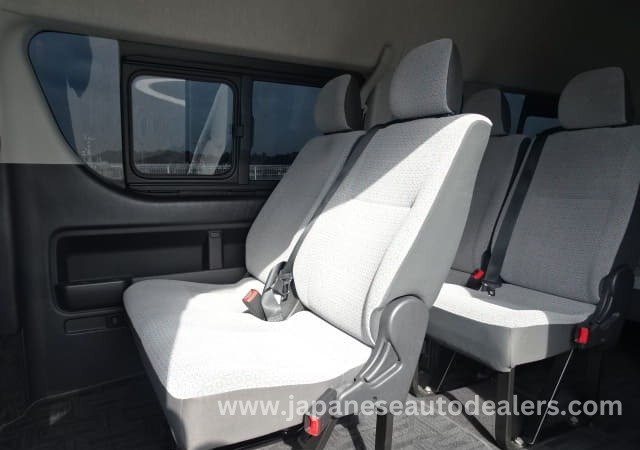 
								TOYOTA HIACE COMMUTER full									