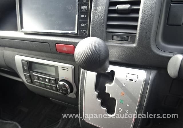 
								TOYOTA HIACE COMMUTER full									