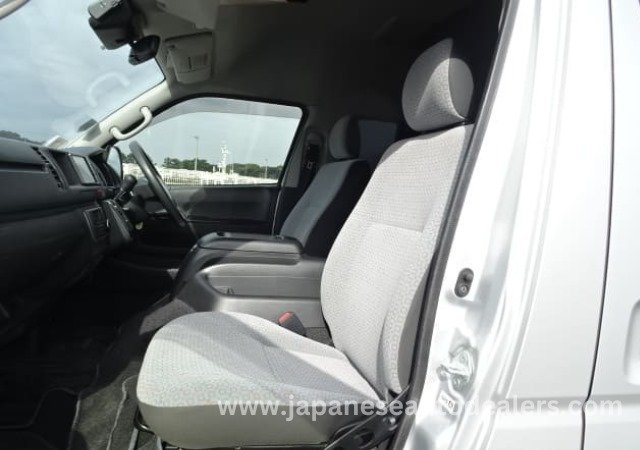 
								TOYOTA HIACE COMMUTER full									
