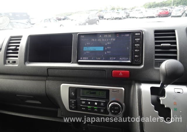 
								TOYOTA HIACE COMMUTER full									