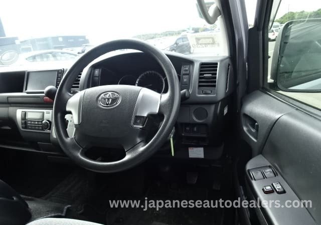 
								TOYOTA HIACE COMMUTER full									