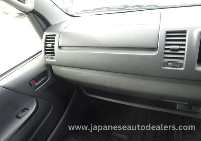 
								TOYOTA HIACE COMMUTER full									
