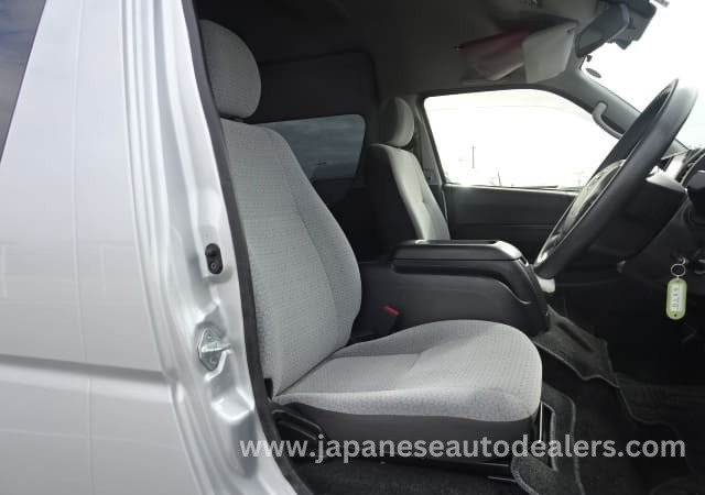 
								TOYOTA HIACE COMMUTER full									