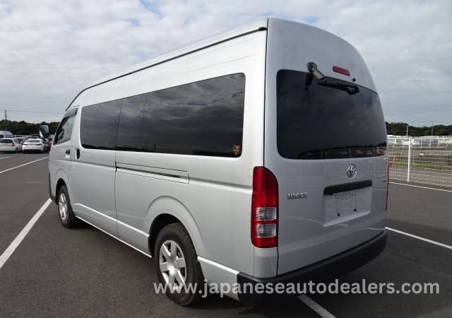 
								TOYOTA HIACE COMMUTER full									
