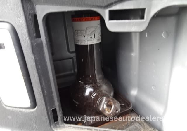 
								TOYOTA HIACE COMMUTER full									