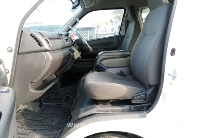 
								TOYOTA HIACE COMMUTER full									