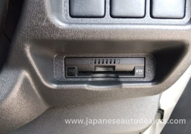 
								TOYOTA HIACE COMMUTER full									