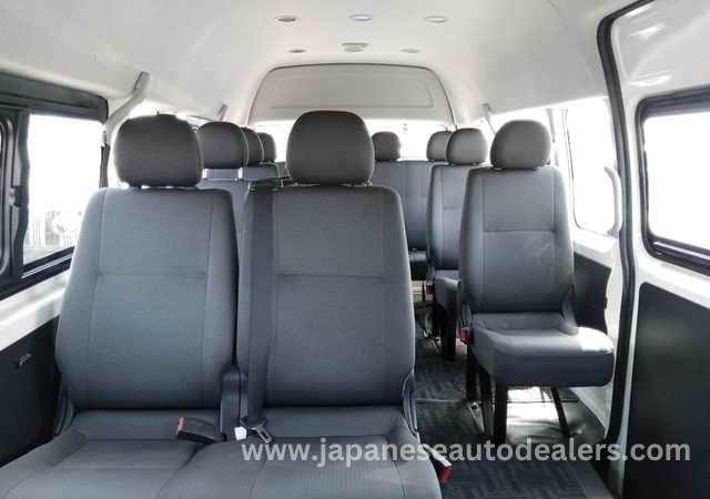 
								TOYOTA HIACE COMMUTER full									