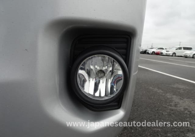 
								TOYOTA HIACE COMMUTER full									