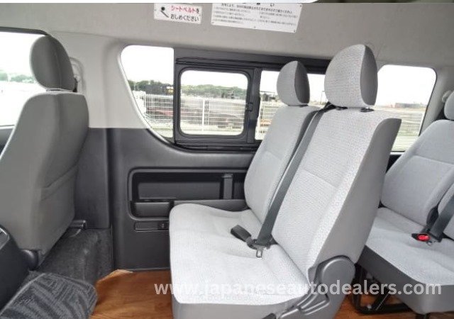 
								TOYOTA HIACE COMMUTER full									