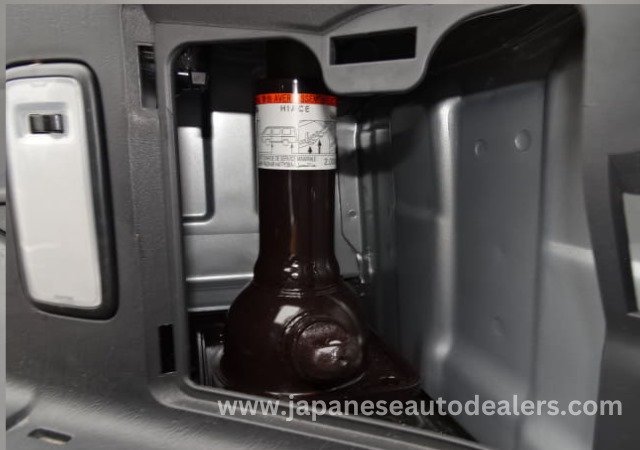 
								TOYOTA HIACE COMMUTER full									