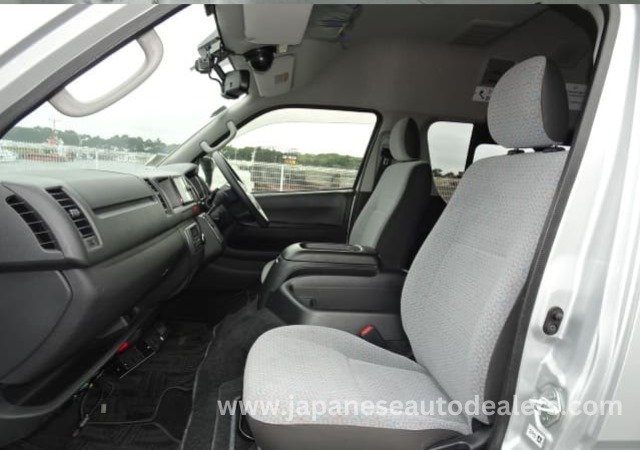 
								TOYOTA HIACE COMMUTER full									