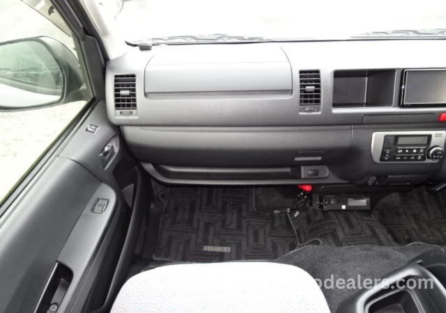 
								TOYOTA HIACE COMMUTER full									