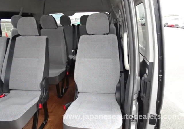 
								TOYOTA HIACE COMMUTER full									