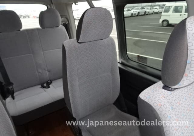 
								TOYOTA HIACE COMMUTER full									
