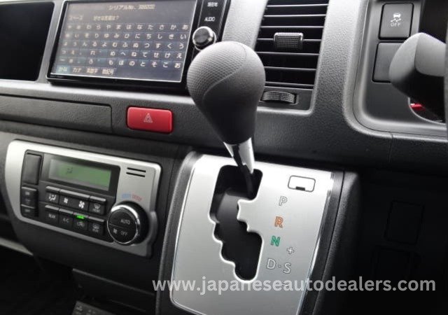 
								TOYOTA HIACE COMMUTER full									