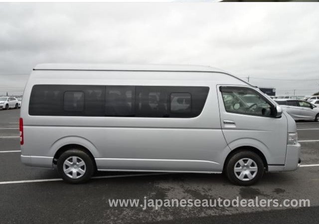 
								TOYOTA HIACE COMMUTER full									