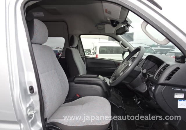 
								TOYOTA HIACE COMMUTER full									
