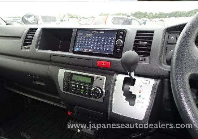 
								TOYOTA HIACE COMMUTER full									