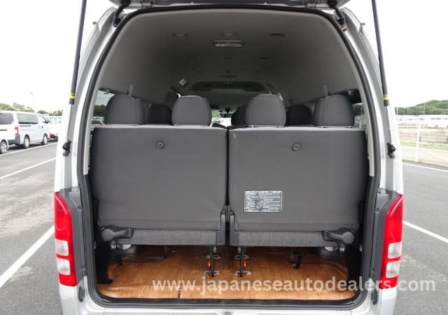 
								TOYOTA HIACE COMMUTER full									