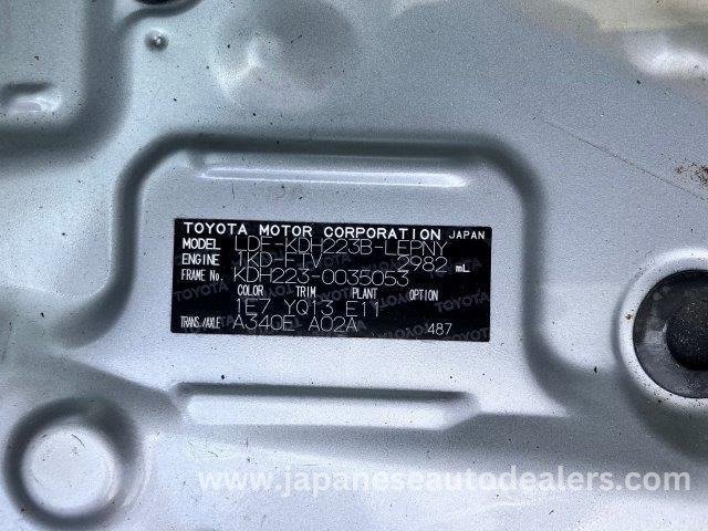 
								TOYOTA HIACE COMMUTER full									