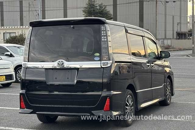 
								TOYOTA VOXY full									