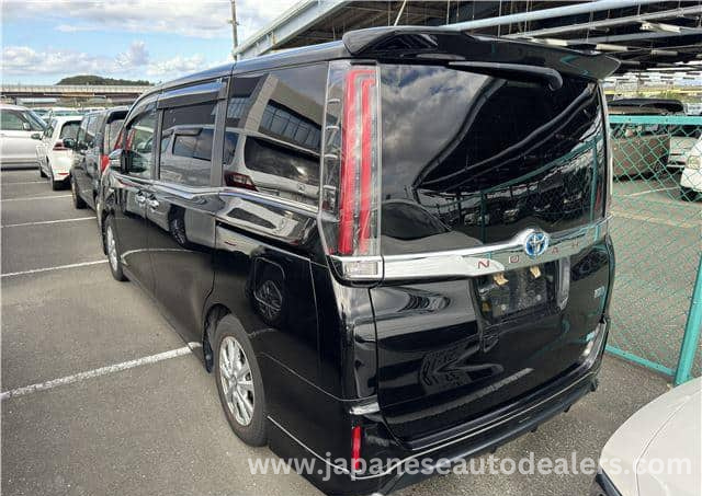 
								Toyota Noah Hybrid full									