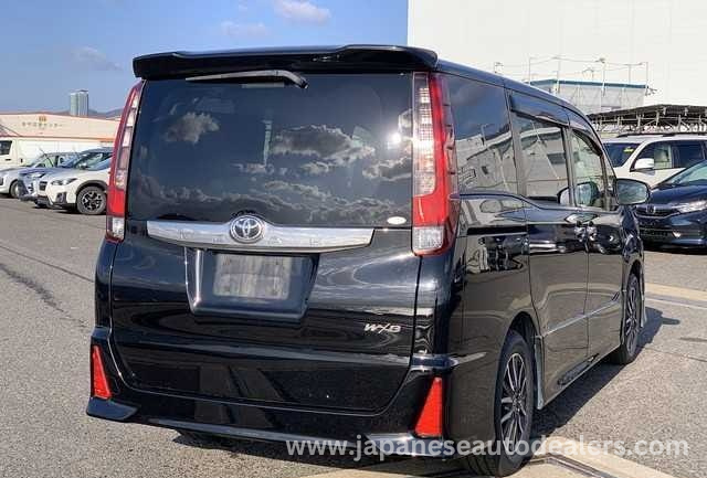 
								TOYOTA NOAH full									