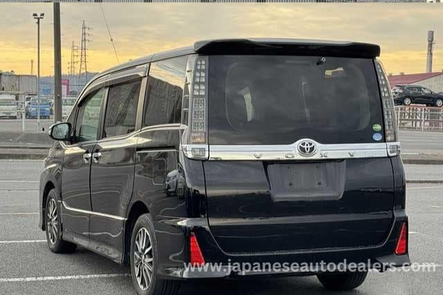 
								TOYOTA VOXY full									