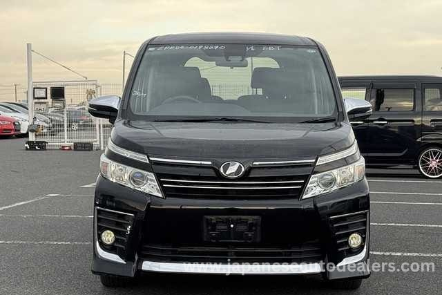 
								TOYOTA VOXY full									
