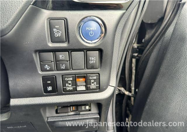 
								Toyota Noah Hybrid full									