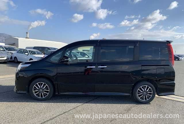 
								TOYOTA NOAH full									