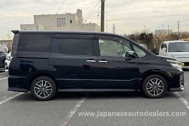 
								TOYOTA VOXY full									
