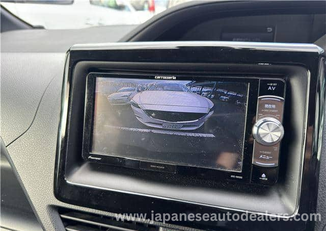 
								Toyota Noah Hybrid full									