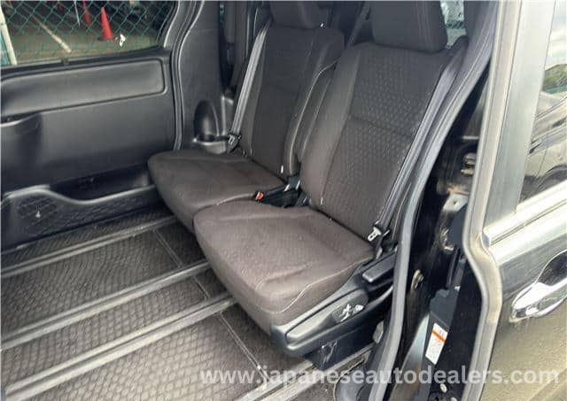 
								Toyota Noah Hybrid full									