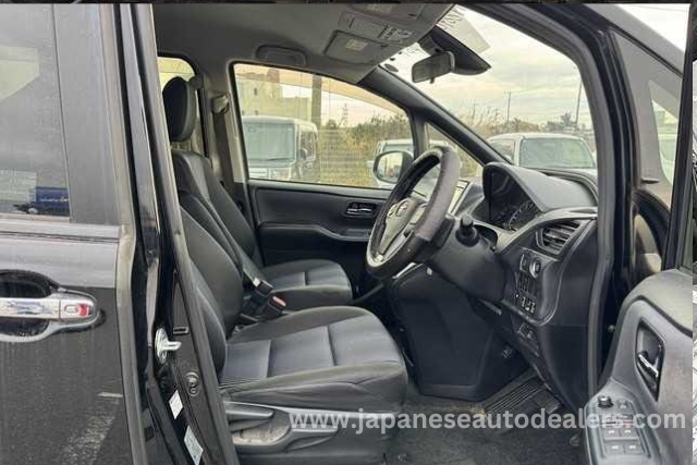 
								TOYOTA VOXY full									