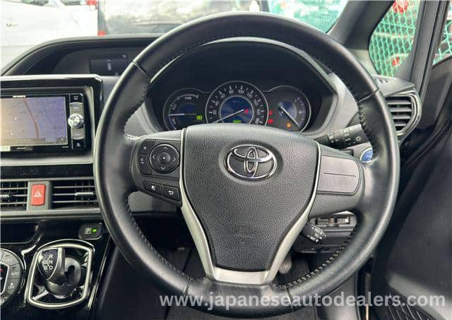 
								Toyota Noah Hybrid full									