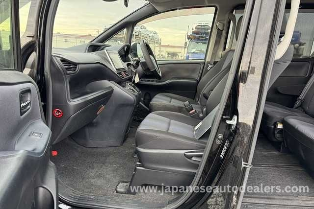 
								TOYOTA VOXY full									