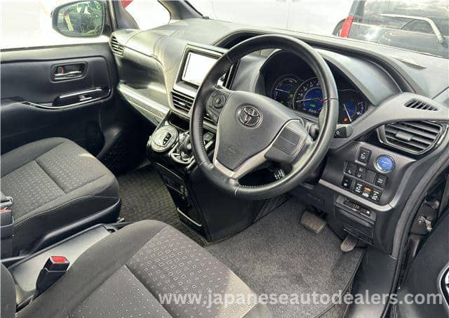 
								Toyota Noah Hybrid full									