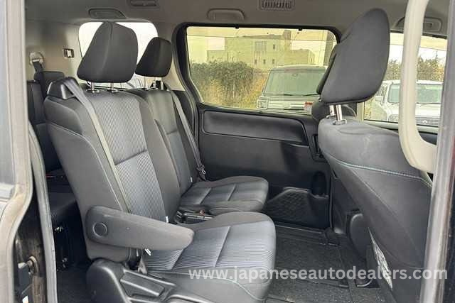
								TOYOTA VOXY full									