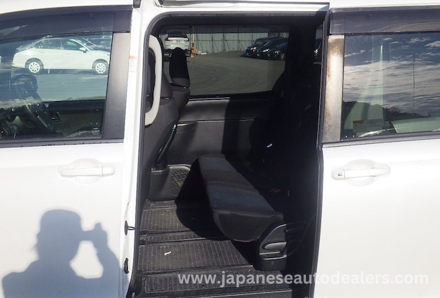 
								TOYOTA NOAH full									