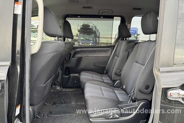 
								TOYOTA VOXY full									
