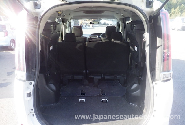 
								TOYOTA NOAH full									