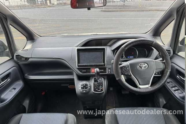 
								TOYOTA VOXY full									